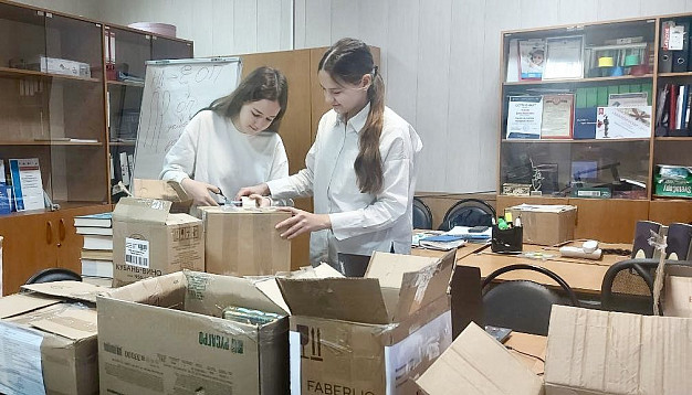 Ивановцы собрали и доставили в подарок запорожским школьникам книги 